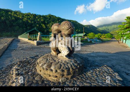 Due statue di tiki nel piccolo paesino panoramico di Omoa, Fatu IVA, Isole Marchesi, Polinesia francese Foto Stock