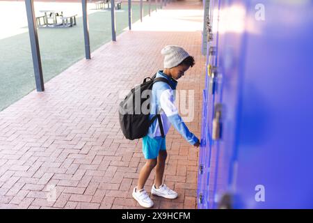 Ragazzo birazziale a scuola, con spazio di copia Foto Stock