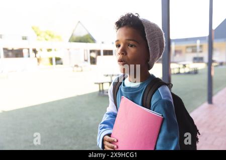 Ragazzo birazziale a scuola, con spazio di copia Foto Stock