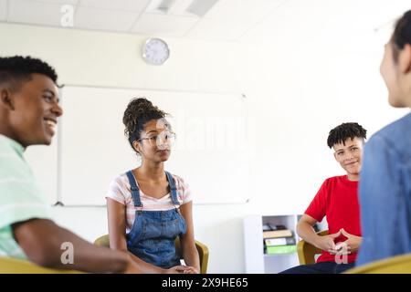 Diversi adolescenti si impegnano in una discussione di gruppo alle superiori Foto Stock