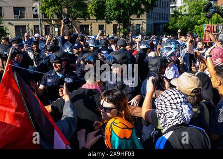 New York, Stati Uniti. 31 maggio 2024. I manifestanti si confrontano con la polizia mentre alcuni vengono arrestati al di fuori del Brooklyn Museum mentre protestano hanno segnalato connessioni tra il NYPD e il FIA israeliano. Crediti: M. Stan Reaves/Alamy Live News Foto Stock
