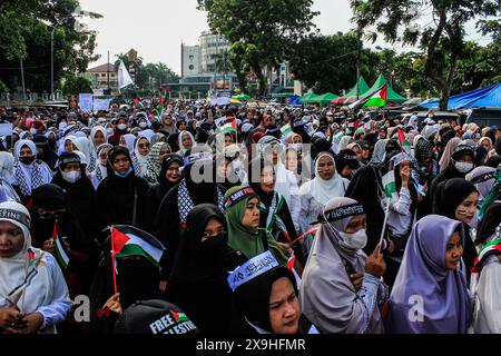 Medan, Sumatra settentrionale, Indonesia. 1 giugno 2024. Migliaia di comunità musulmane in Indonesia condannano gli israeliani, che hanno disertato Rafah, durante l'azione di difesa della Palestina a Medan North Sumatra (Credit Image: © Kartik Byma/ZUMA Press Wire) SOLO USO EDITORIALE! Non per USO commerciale! Foto Stock