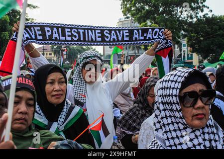 Medan, Sumatra settentrionale, INDONESIA. 1 giugno 2024. Una donna musulmana in Indonesia mostra la parola Save Palestina, mentre difende la Palestina che è stata attaccata da Israele a Medan North Sumatra (Credit Image: © Kartik Byma/ZUMA Press Wire) SOLO USO EDITORIALE! Non per USO commerciale! Foto Stock