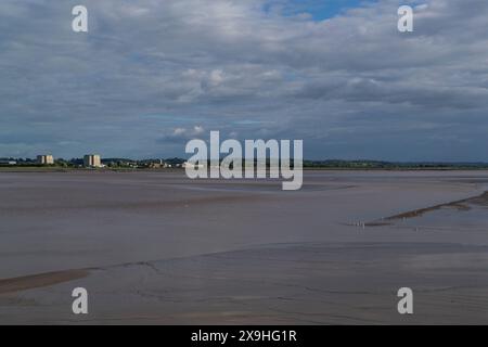 Centrale nucleare di Berkeley. Chiusa nel 1989, la stazione, sul fiume Severn, è in fase di smantellamento. Foto Stock