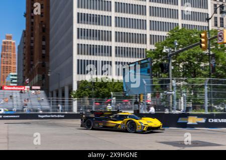 31 maggio 2024: Il pilota della Cadillac Racing Sebastien Bourdais (01) guida durante la sessione di prove due della Chevrolet Sports Car Classic. La IMSA WeatherTech Sportscar Series gestisce la Chevrolet Detroit Sports Car Classic per le strade del centro di Detroit, Michigan. (Jonathan tenca/CSM) Foto Stock