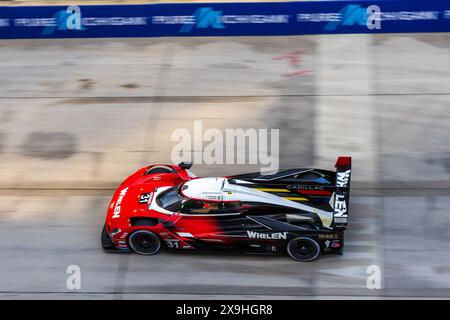 31 maggio 2024: Il pilota della Whelen Cadillac Racing Jack Aitken (31) guida durante le qualifiche per la Chevrolet Sports Car Classic. La IMSA WeatherTech Sportscar Series gestisce la Chevrolet Detroit Sports Car Classic per le strade del centro di Detroit, Michigan. (Jonathan tenca/CSM) (immagine di credito: © Jonathan tenca/Cal Sport Media) Foto Stock