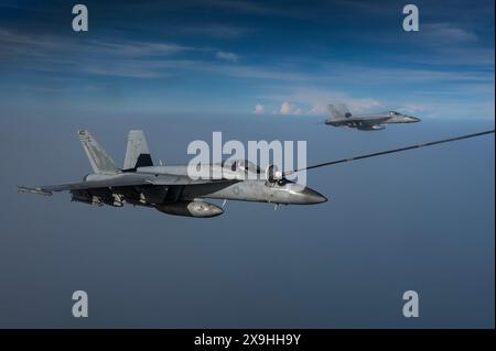 Un F/A-18E Super Hornet della US Navy vola in formazione mentre riceve carburante da un KC-135 Stratotanker della US Air Force base 92n Foto Stock