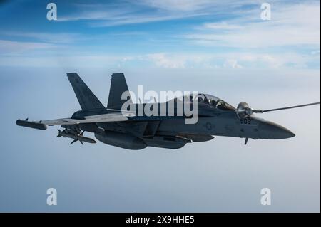 Un e/A-18G Growler della Marina degli Stati Uniti riceve carburante da un KC-135 Stratotanker della U.S. Air Force base del 92nd Air Refueling Squadron sopra t Foto Stock