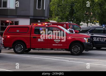 Seattle, Stati Uniti. 31 maggio 2024. Intorno alle 19:00 polizia e fuoco risposero a un presunto pugnalamento su Elliott Ave nel centro di Belltown. Una persona è stata trovata con ferite da pugnalata ed è stata portata di fretta all'ospedale di Harborview. La polizia sta indagando sull'incidente. Crediti: James Anderson/Alamy Live News Foto Stock