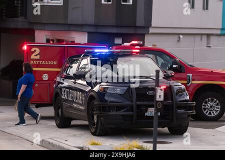 Seattle, Stati Uniti. 31 maggio 2024. Intorno alle 19:00 polizia e fuoco risposero a un presunto pugnalamento su Elliott Ave nel centro di Belltown. Una persona è stata trovata con ferite da pugnalata ed è stata portata di fretta all'ospedale di Harborview. La polizia sta indagando sull'incidente. Crediti: James Anderson/Alamy Live News Foto Stock