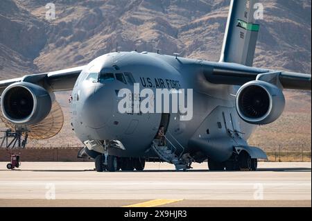 I manutentori degli aerei aspettano l'arrivo dell'equipaggio di un C-17 Globemaster III, prima di una missione di integrazione della scuola di armi presso la Nellis Air Force base, ne Foto Stock