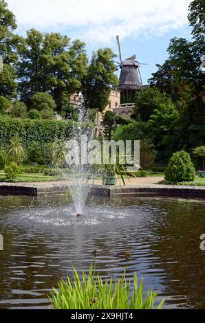 02.07.2012 Schlosspark Sanssouci Deutschland/ Land Brandenburg/ Potsdam/ Park Sanssouci/ Springbrunnen/ Wasserspiele/ im Hintergrund die historische Windmühle *** 02 07 2012 Parco del Palazzo di Sanssouci Germania Land Brandenburg Parco di Potsdam Fontana di Sanssouci sullo sfondo lo storico mulino a vento Foto Stock