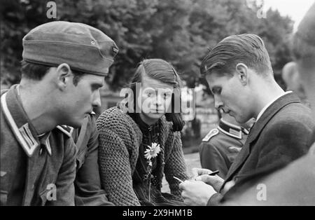 Hans Scholl (a sinistra), Sophie Scholl (al centro) e Christoph Probst del gruppo clandestino di resistenza nazista noto come la Rosa Bianca a Monaco, Germania, nel 1942. Il 22 febbraio 1943, tutti e tre furono giustiziati con ghigliottina. Foto Stock