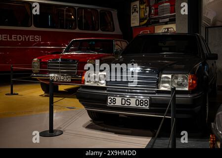 Antalya, Turchia - 1 febbraio 2024: Mercedes Benz W124 nera in mostra al museo dell'automobile di Antalya Foto Stock