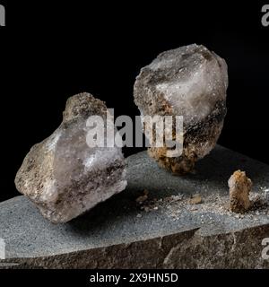 pietre di sale da miniera, riprese in studio su sfondo nero con profondità di campo profonda Foto Stock