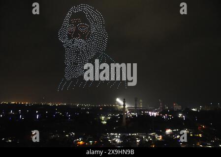 Drone Show davanti alle elezioni indiane gli spettatori guardano lo spettacolo dei droni sopra Monument ahed il BJP Hi-tec Genaral Election Camping a Kolkata il 29 maggio 2024 a Kolkata, India. Kolkata Bengala Occidentale India Copyright: XDipaxChakrabortyxxEyepixxGroupx Foto Stock