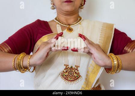 Bharatanatyam Indian Classical dance mudra (posa) dimostrata da donna danzatrice classica indiana. Foto Stock