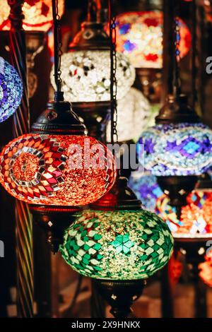 Lanterne orientali colorate al Souq Waqif di Doha Foto Stock