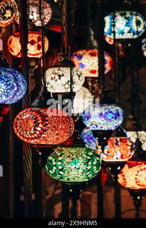 Lanterne orientali colorate al Souq Waqif di Doha Foto Stock