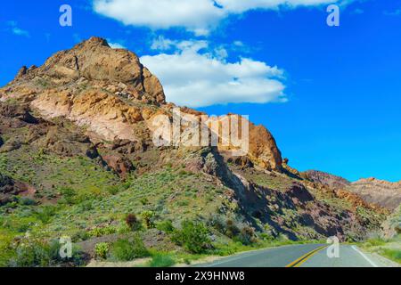 La pittoresca autostrada si snoda attraverso il terreno montuoso del Nevada. Foto Stock