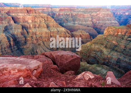 Vista panoramica del Grand Canyon, con le sue iconiche formazioni rocciose a strati in varie tonalità di rosso, marrone, verde e grigio. Foto Stock