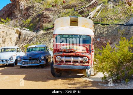 Nelson, Nevada - 15 aprile 2024: Vecchie auto d'epoca nella città fantasma di Nelson Foto Stock