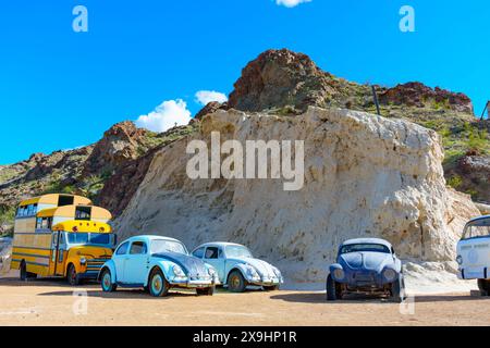 Nelson, Nevada - 15 aprile 2024: Selezione di veicoli d'epoca intemprati nella città fantasma di Nelson Foto Stock