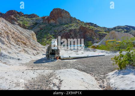 Nelson, Nevada - 15 aprile 2024: Resti dell'aereo abbandonato della US Navy sui terreni rocciosi Foto Stock