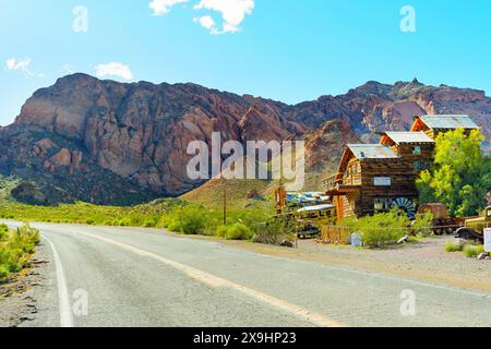 Nelson, Nevada - 15 aprile 2024: Insediamento minerario fantasma lungo la strada Foto Stock