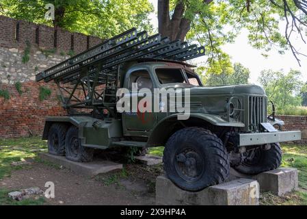 Katyusha M13 lanciarazzi simile a quello usato dall'esercito sovietico durante la seconda guerra mondiale. In mostra alla fortezza militare di Belgrado. Aprile 2024. Foto Stock