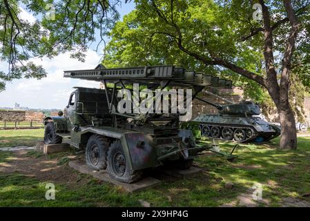 Katyusha M13 lanciarazzi simile a quello usato dall'esercito sovietico durante la seconda guerra mondiale. In mostra alla fortezza militare di Belgrado. Aprile 2024. Foto Stock