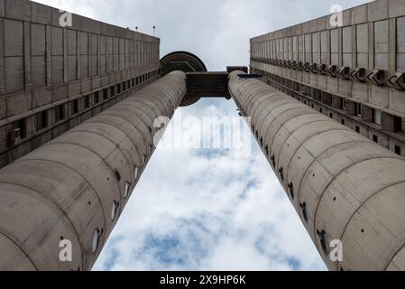 Guardando in alto attraverso la brutalista porta occidentale o la torre Genex a Belgrado. Maggio 2024 Foto Stock