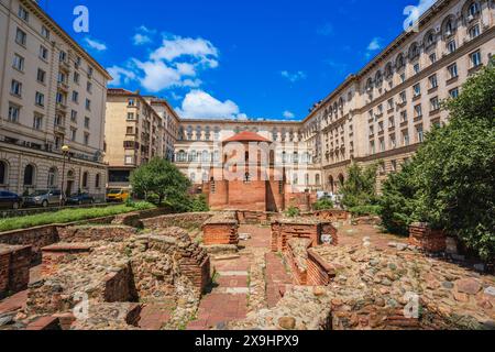 Vista esterna della chiesa di San Giorgio Rotunda, un antico edificio in mattoni rossi a Sofia, capitale della Bulgaria Foto Stock