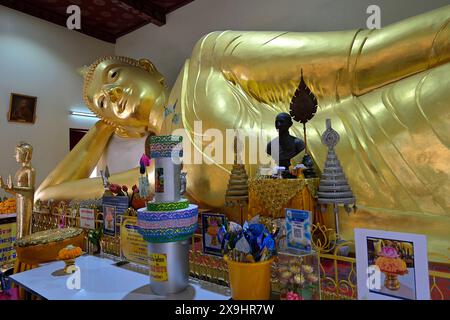 Primo piano dell'immagine dorata del Buddha sdraiato presso il Vihara occidentale di Wat Phra Pathommachedi, Nakhon Pathom, Thailandia Foto Stock