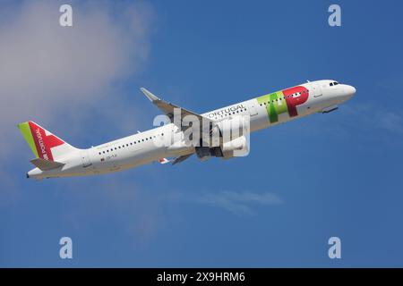 Barcellona, Spagna - 19 maggio 2024: Decollo dell'Airbus A321neo TAP Air Portugal dall'aeroporto El Prat di Barcellona, Spagna. Foto Stock