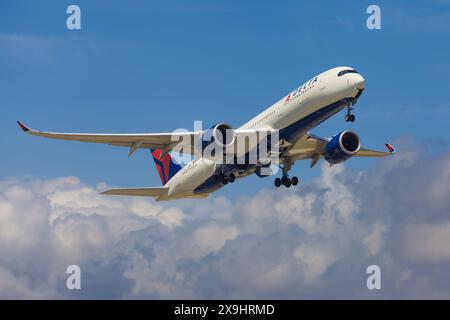 Barcellona, Spagna - 19 maggio 2024: Decollo dell'Airbus A350-900 Delta Air Lines dall'aeroporto El Prat di Barcellona, Spagna. Foto Stock