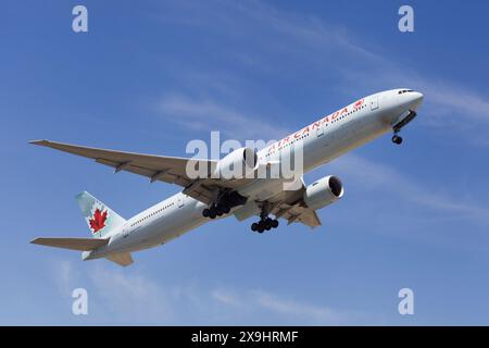 Barcellona, Spagna - 19 maggio 2024: Decollo di Boeing 777-300ER Air Canada dall'aeroporto El Prat di Barcellona, Spagna. Foto Stock