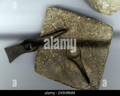 Uno stampo in pietra dell'età del ferro per gli assi di colata Foto Stock