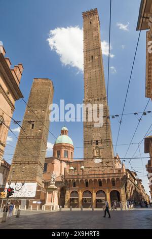 Bologna, Italia - 16 agosto 2021: Torri Asinelli e Garisenda a Bologna, Emilia-Romagna, Italia. Foto Stock