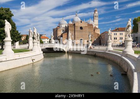 Padova, Italia - 17 agosto 2021: Prato della Valle e Basilica di Santa Giustina a Padova, Italia. Foto Stock