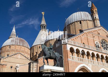 Dettaglio delle cupole medievali della Basilica di Sant'Antonio a Padova. Foto Stock