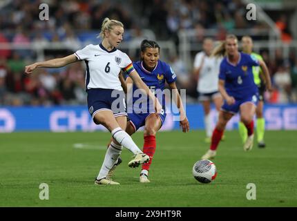 Newcastle upon Tyne, Regno Unito. 31 maggio 2024. Leah Williamson d'Inghilterra in azione con Kenya Dali di Francia durante la partita di qualificazione europea femminile UEFA tra Inghilterra e Francia femminile al St. James' Park di Newcastle upon Tyne. Il credito per immagini dovrebbe essere: Nigel Roddis/Sportimage Credit: Sportimage Ltd/Alamy Live News Foto Stock