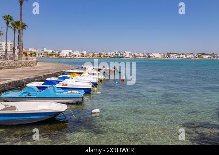 PORTO CESAREO, ITALIA, 16 LUGLIO 2022 - veduta del molo della città balneare di porto Cesareo, provincia di Lecce, Puglia, Italia Foto Stock