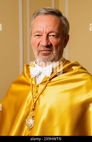 Ritratto interno dell'economista colombiano e filosofo tedesco Velasquez, esperto dell'Organizzazione Mondiale della Sanità OMS e del Dottor Honoris causa at Foto Stock