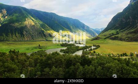 Valle alpina del fiume Chulyshman ad Altai in una soleggiata serata estiva Foto Stock