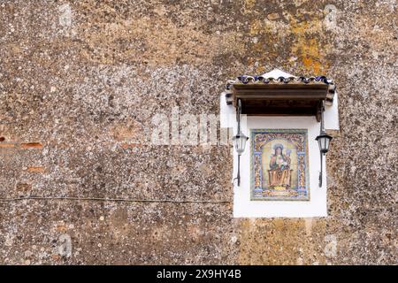 Immagine di Sant'Anna sulla facciata della chiesa, Santa Ana la Real, parco naturale della Sierra de Aracena e Picos de Aroche, Huelva, Andalusia, Spagna. Foto Stock