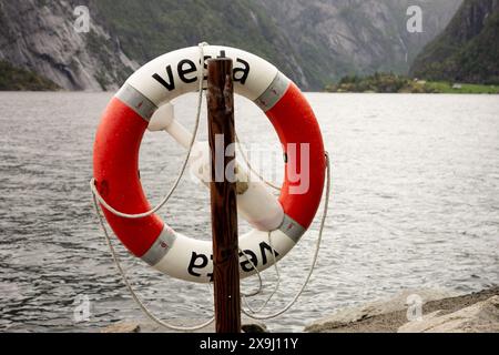 NORVEGIA - 9 AGOSTO 2016: Ruota di salvataggio sulla riva del lago freddo in Norvegia Foto Stock