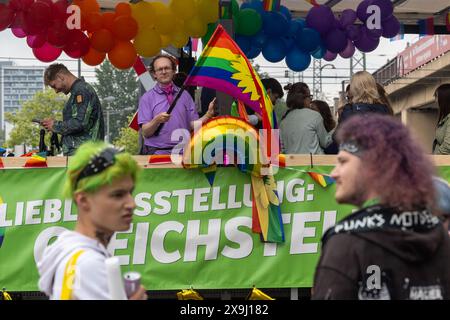 01 giugno 2024, Sassonia, Dresda: Un uomo sventola una bandiera arcobaleno su un rimorchio. La dimostrazione del Christopher Street Day si svolge di fronte alla stazione centrale di Dresda. Foto: Daniel Schäfer/dpa Foto Stock