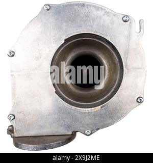 Parte di ricambio della caldaia a gas isolata su sfondo bianco. Primo piano di una ventola elettrica usata come parte di un bruciatore a gas in una caldaia a condensazione. Foto Stock