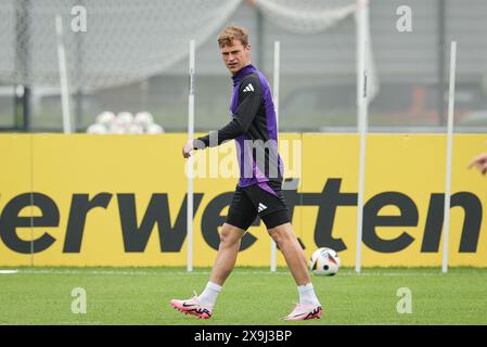 01 giugno 2024, Baviera, Herzogenaurach: Calcio: Squadra nazionale, preparazione Campionato europeo, campo di allenamento - allenamento. Joshua Kimmich in azione durante l'allenamento. Foto: Christian Charisius/dpa - NOTA IMPORTANTE: In conformità con le normative della DFL German Football League e della DFB German Football Association, è vietato utilizzare o far utilizzare fotografie scattate nello stadio e/o della partita sotto forma di immagini sequenziali e/o serie di foto video. Foto Stock